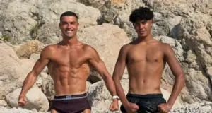 Ο γραμμωμένος Κριστιάνο Ρονάλντο φωτογραφήθηκε με τον γιο του και τον τρόλαρε για την προσπάθεια του να γίνει «φέτες»: Όχι ακόμα, του έγραψε