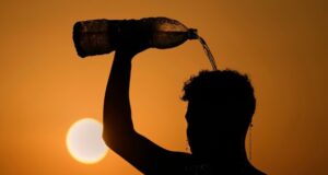 Μας «τρελαίνει» η ζέστη; Τι προκαλεί η υψηλή θερμοκρασία στην ψυχική υγεία των νέων