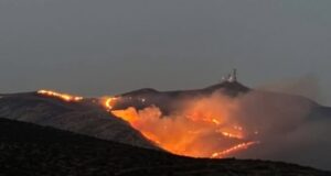 Μαίνεται η φωτιά στην Πάρο, προς Φάραγγα και Τρυπητή το μέτωπο, φθάνουν ενισχύσεις από Ραφήνα