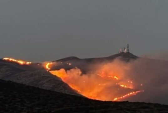 Μαίνεται η φωτιά στην Πάρο, προς Φάραγγα και Τρυπητή το μέτωπο, φθάνουν ενισχύσεις από Ραφήνα