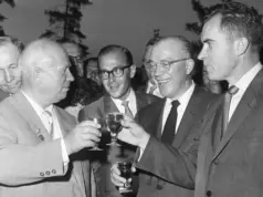 «Όι με νερό!»: Γιατί δεν λέμε «εις υγείαν» με ένα ποτήρι νερό;