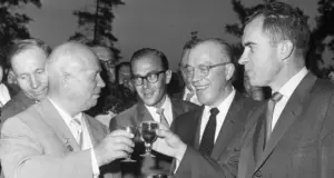 «Όι με νερό!»: Γιατί δεν λέμε «εις υγείαν» με ένα ποτήρι νερό;