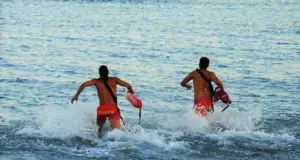 3χρονο παρασύρθηκε με φουσκωτό στα ανοιχτά της Λεμεσού – Δραματική διάσωση