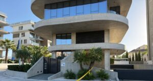 Άνοιξαν πυρ εναντίον κτιρίου στη Λεμεσό – Ζημιές στην είσοδο και στο παράθυρο