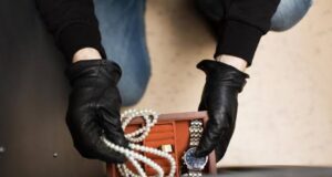 Τσάκωσαν διαρρήκτη χρυσοχοείου στη Λεμεσό – Επέστρεψε στον τόπο του εγκλήματος