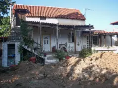 Έθαψε τη μητέρα της στην αυλή του σπιτιού τους για να λαμβάνει τη σύνταξη