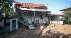Έθαψε τη μητέρα της στην αυλή του σπιτιού τους για να λαμβάνει τη σύνταξη