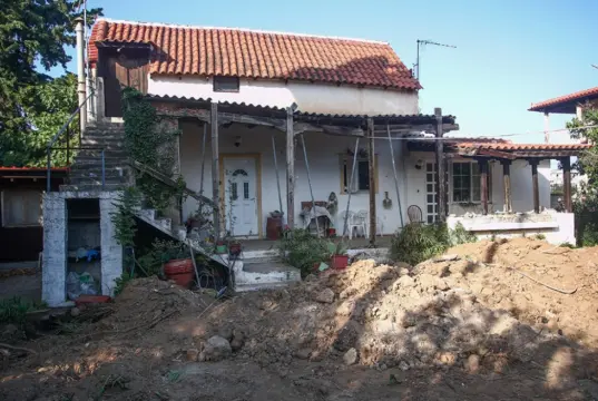 Έθαψε τη μητέρα της στην αυλή του σπιτιού τους για να λαμβάνει τη σύνταξη