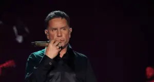 «Όσο ζω Μαζώ»: Το σύνθημα που λάτρευε ο Γιώργος Μαζωνάκης και γιατί ξεχώριζε το τραγούδι «Ανήκω σε Μένα»
