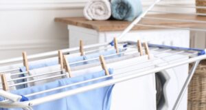 Τα ρούχα δεν στεγνώνουν σε εσωτερικό χώρο; -Δείτε πού να τοποθετήσετε την απλώστρα και πώς να μειώσετε την υγρασία