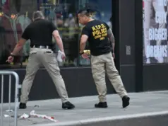 Δύο νεκροί στην Times Square: Αστυνομικοί πυροβόλησαν γυναίκα που μαχαίρωσε δύο ανθρώπους, σκληρό βίντεο
