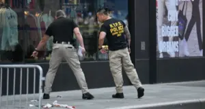 Δύο νεκροί στην Times Square: Αστυνομικοί πυροβόλησαν γυναίκα που μαχαίρωσε δύο ανθρώπους, σκληρό βίντεο