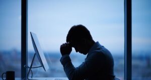 Καλύτερη προστασία της ψυχικής και σωματικής υγείας των εργαζομένων ζητά το ΕΚ