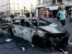 Σε σοκ η Γαλλία μετά τη νύχτα του χάους: Φλεγόμενα δημαρχεία, ταραξίες και ο Μακρόν αντιμέτωπος με πολιτικό σεισμό