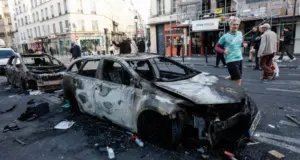 Σε σοκ η Γαλλία μετά τη νύχτα του χάους: Φλεγόμενα δημαρχεία, ταραξίες και ο Μακρόν αντιμέτωπος με πολιτικό σεισμό