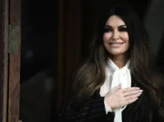 Daily Mail: Η Κίμπερλι Γκιλφόιλ προσπάθησε να εξαφανίσει δημοσιεύματα για απλήρωτο λογαριασμό εστιατορίου