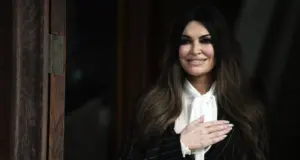 Daily Mail: Η Κίμπερλι Γκιλφόιλ προσπάθησε να εξαφανίσει δημοσιεύματα για απλήρωτο λογαριασμό εστιατορίου
